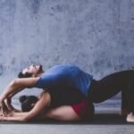 posiciones de yoga en pareja