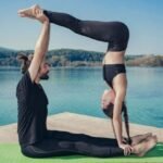 posturas de yoga en pareja