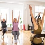 yoga en silla para mayores de 60 años