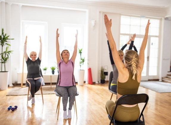 yoga en silla para mayores de 60 años